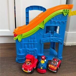 Little people car ramp with 2 little people wheelies + 1 extra vehicle